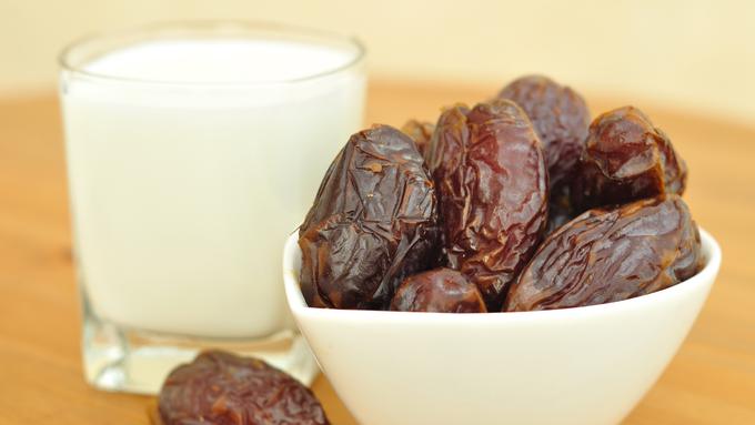 Mengonsumsi Susu dengan Kurma