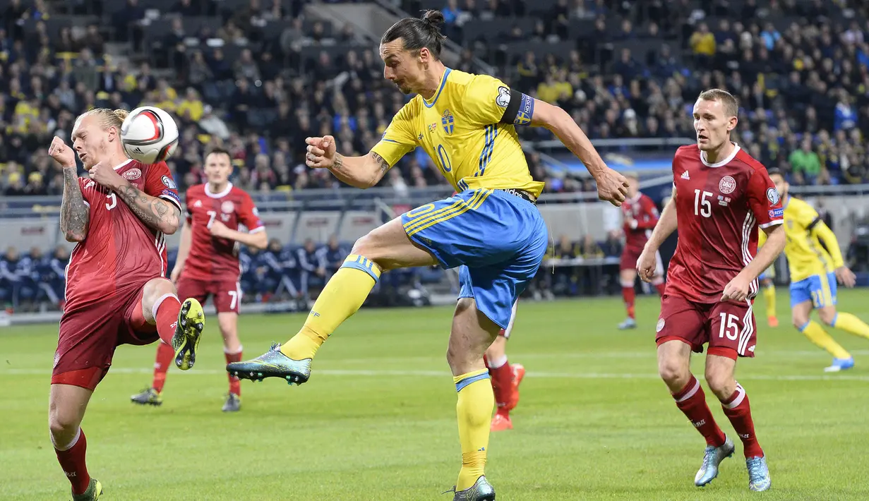 Striker Swedia, Zlatan Ibrahimovic, berusaha mencetak gol ke gawang Denmark pada laga play-off Piala Eropa 2016 di Friends Arena, Swedia, Minggu (15/11/2015) dini hari WIB. (AFP Photo/Jonathan Nackstrand)