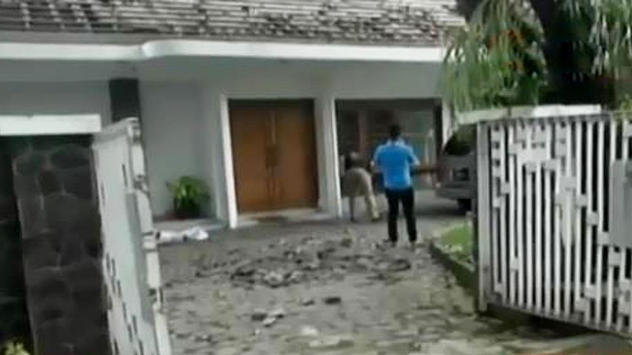 VIDEO: Penyewa Tak Bayar, Pemilik Rumah Rusak Rumah Sendiri
