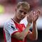 Kapten Arsenal, Martin Odegaard memberikan tepuk tangan saat berjalan meninggalkan lapangan setelah laga lanjutan Liga Inggris 2023/2024 melawan Tottenham di Emirates Stadium, London, Inggris 24 September 2023. Arsenal belum lama ini memperpanjang kontrak Odeegard. Meski kontrak awalnya baru habis pada 2025, The Gunners tak ragu untuk memperpanjang kontrak sang pemain hingga 2028. Kini, pemain asal Norwegia tersebut diketahui memiliki gaji sebesar 240 ribu pounds per pekan atau menempati urutan ketiga kapten bergaji tertinggi di Liga Inggris. (AFP/Henry Nicholls)