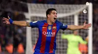 Ekspresi striker Barcelona, Luis Suarez, setelah mencetak gol ke gawang Real Madrid pada laga La Liga, di Stadion Camp Nou, Sabtu (3/12/2016). (AFP/Lluis Gene)