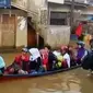 Mereka menggunakan perahu menuju sekolah yang ada di Kecamatan Dayeuh Kolot.