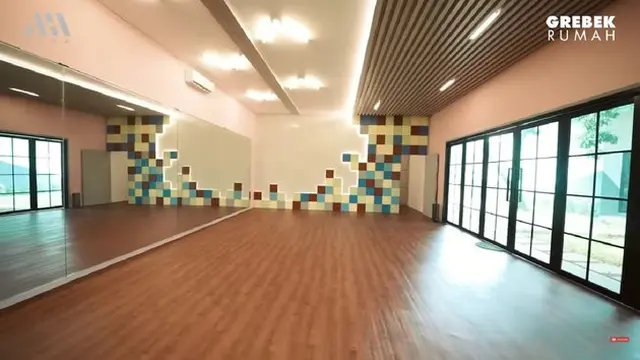 7 Potret Rumah Baru Cinta Laura, Punya Kedai Kopi Hingga Bisa Buat Nikahan