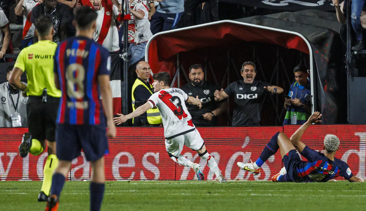 <p>Barcelona tak kuasa mengejar ketertinggalan hingga pluit panjang berbunyi. Pertandingan berakhir untuk kemenangan Rayo 2-1. (AP Photo/Pablo Garcia)</p>