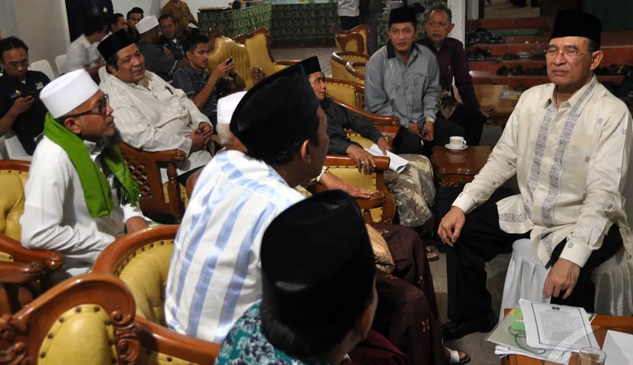 Ketua Umum PPP Suryadharma Ali berbincang dengan para ulama saat menghadiri Silaturahmi Nasional Alim Ulama se-Indonesia di Jakarta, Kamis (23/10/2014). (Liputan6.com/Miftahul Hayat)