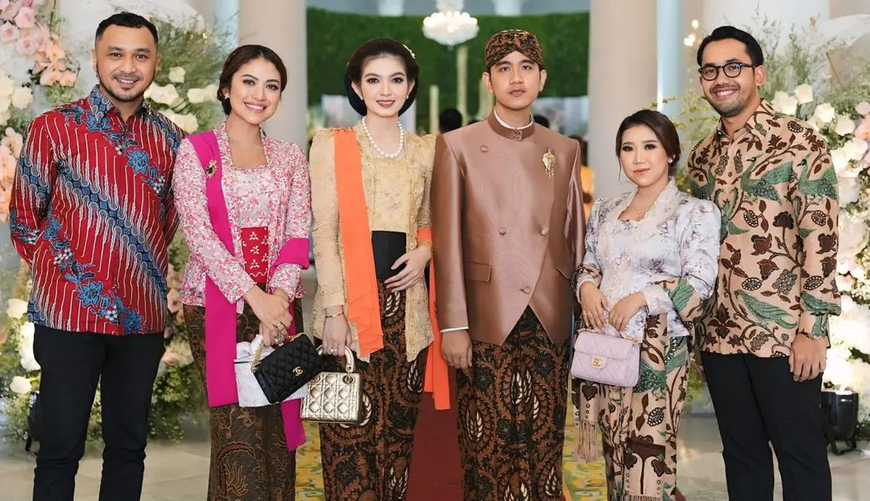 <p>Erina Gudono baru saja mengadakan acara Tasyakuran dan Tingkeban 7 bulan kehamilannya. Di momen special ini, hadir juga Selvi Ananda dan suaminya, Gibran Rakabuming yang sebentar lagi menjabat sebagai Wakil Presiden RI. [Foto: Instagram/kikysaputrii]</p>