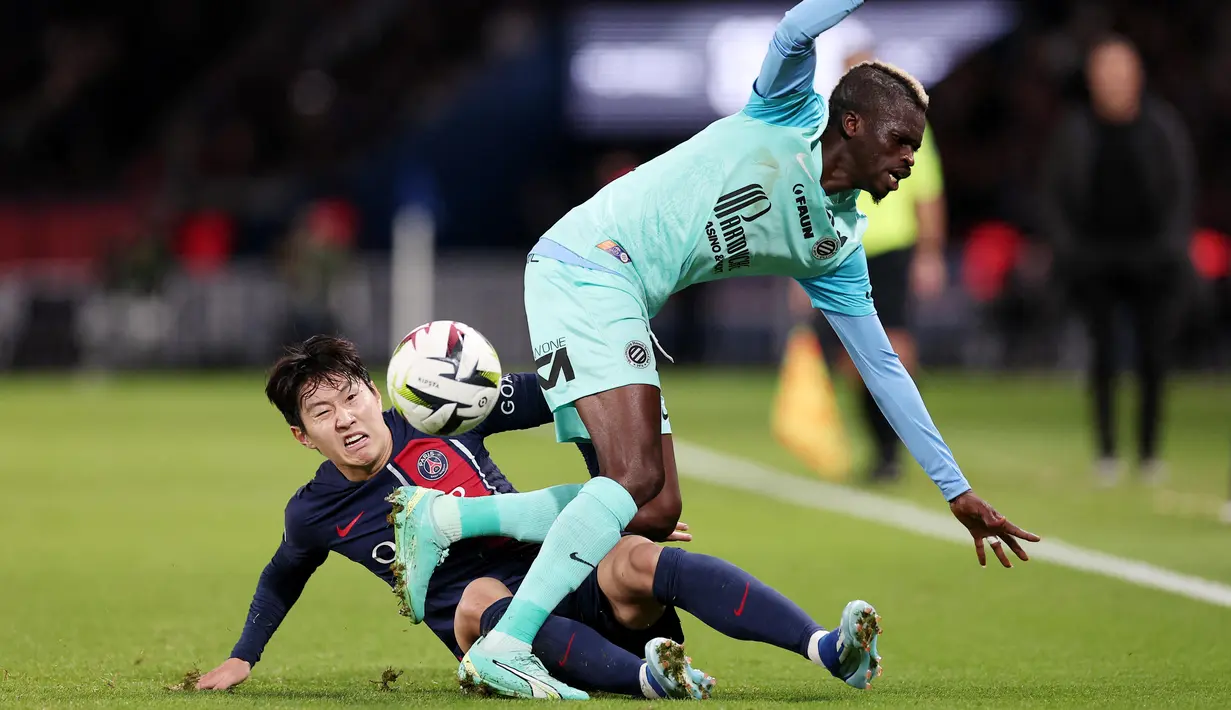 Pemain Paris Saint-Germain, Lee Kang-in, berusaha merebut bola dari pemain Montpellier, Falaye Sacko, pada laga Liga Prancis di Stadion Parc des Princes, Sabtu (4/11/2023). Kemenangan ini  memastikan PSG menggusur OGC Nice di puncak klasemen Ligue 1 2023/2024 dengan poin 24. (AFP/Franck Fife)