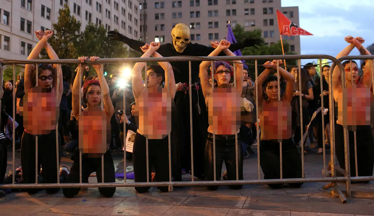 Pengunjuk rasa memperingati Hari Anti Kekerasan Perempuan di Santiago, Chile (25/11). Mereka nekat bertelanjang dada dengan berlumuran darah menyimbolkan kondisi perempuan di Chile yang semakin banyak menjadi korban kekerasan. (REUTERS/Pablo Sanhueza)