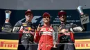 Sebastian Vettel diapit duo Red Bull, Daniil Kvyat (kiri) dan Daniel Ricciardo