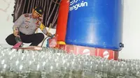 Kapolresta Pekanbaru memperlihatkan ribuan botol miras oplosan. (Liputan6.com/M Syukur)