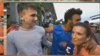 Petenis Prancis, Maxime Hamou (tengah, baju biru), saat berusaha mencium reporter wanita, Maly Thomas, saat siaran live televisi, Senin (29/5/2016). (Twitter)