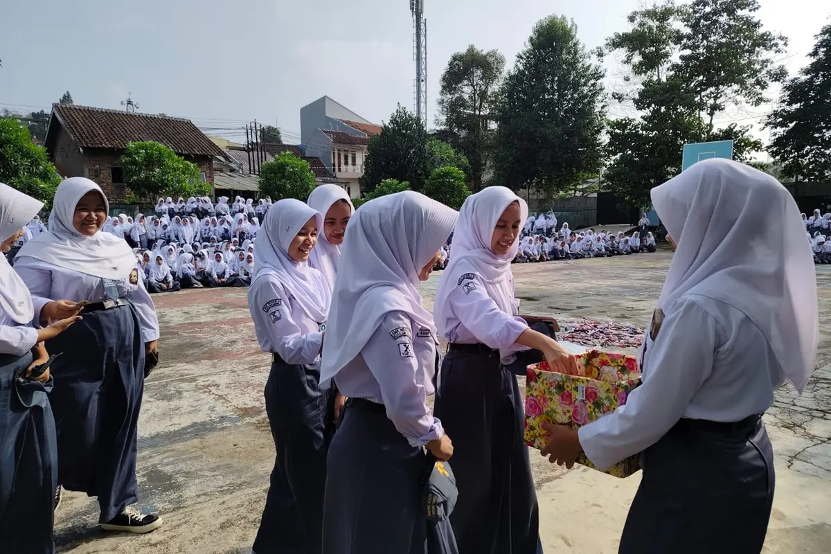 Siswa SMKN 3 Sukabumi jalankan program donasi seribu sehari