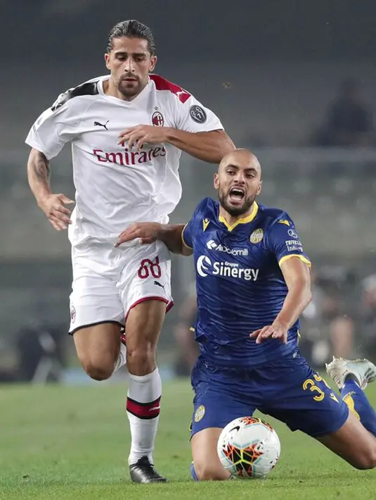 Bek AC Milan, Ricardo Rodriguez saat melanggar pemain Hellas Verona, Sofyan Amrabat selama pertandingan pekan ketiga Liga Italia di Stadio Marc'Antonio Bentegodi (15/9/2019). AC Milan menang tipis atas Hellas Verona 1-0. (Filippo Venezia/ANSA via AP)