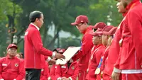 Presiden Joko Widodo menyerahkan bonus kepada atlet-atlet Indonesia yang sukses meraih juara umum pada ASEAN Para Games (APG) 2023 di&nbsp;Istana Merdeka, Jakarta, Senin (3/72023). (dok&nbsp;Sekretariat Presiden)