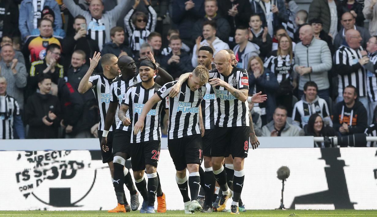 Para pemain Newcastle United merayakan gol Matt Ritchie pada lanjutan Premier League di St James' Park, Newcastle, (15/4/2018). Newcastle menang 2-1. (Owen Humphreys/PA via AP)