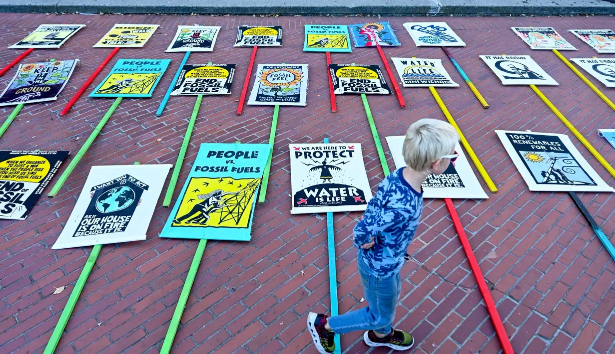 Spanduk dan poster-poster dipasang di trotoar saat para demonstran bersiap berunjuk rasa menentang KTT APEC pada hari Minggu, 12 November 2023 di San Francisco. (AP Photo/Noah Berger)