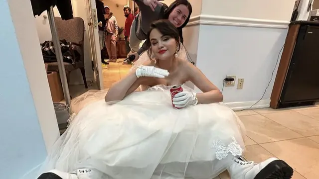 Pesona Selena Gomez mengenakan gaun pernikahan, credit: Instagram/ (@selenagomez)