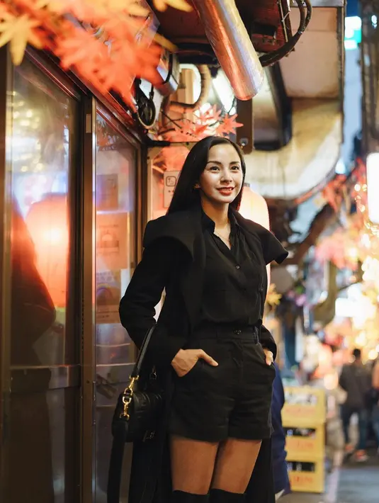 Bintang film Perempuan Punya Cerita ini sedang menjadi anak gang saat di Tokyo. Seperti dalam caption pada postingannya tersebut, "Anak gang Shinjuku". Auranya kian terpancar ketika berpose sambil tersenyum manis. Outfit yang dikenakan juga memperlihatkan Kirana yang seperti wanita Jepang sungguhan. (Liputan6.com/IG/@kiranalarasati)