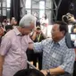 Prabowo Subianto bertemu dan Ganjar Pranowo saat menjadi pembicara di acara diskusi pendidikan Belajaraya Pos Bloc, Jakarta, Sabtu (28/7/2023). (Delvira Hutabarat/Liputan6.com)