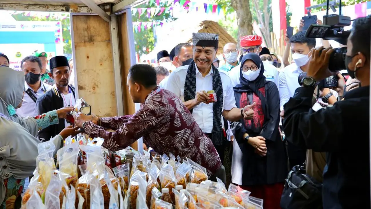 Menteri Koordinator Bidang Kemaritiman dan Investasi (Menko Marves) Luhut Binsar Pandjaitan Tinjau Expo UMKM Pesantren (Istimewa)