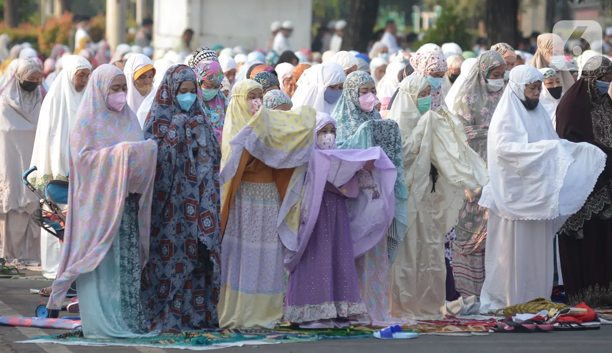 <p>Umat Muslim melaksanakan sholat Idul Fitri 1442 H di masjid Raya Al Arif, Jalan Stasiun Senen, Jakarta, Kamis (13/5/2021). Seluruh umat muslim serentak melaksanakan salat Ied di sejumlah masjid dan jalan terbuka dengan menerapkan protokol kesehatan. (merdeka.com/Imam Buhori)</p>