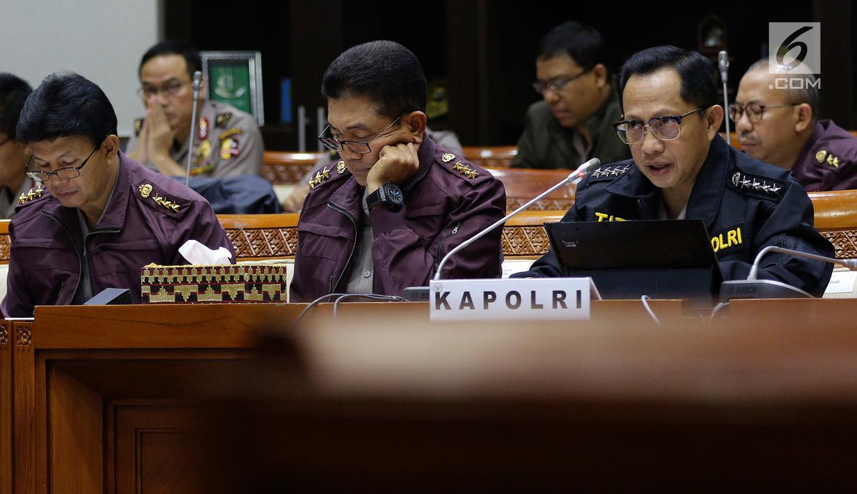 Kapolri Jenderal Pol Tito Karnavian mengikuti raker dengan Komisi III DPR di Gedung Nusantara II, Kompleks Parlemen, Senayan, Jakarta, Selasa (5/6). Rapat membahas Rencana Kerja Anggaran Kementerian/Lembaga (RKA K/L). (Liputan6.com/Johan Tallo)