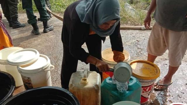 Penyaluran air bersih kepada warga yang terdampak kekeringan di Kota Padang. (Liputan6.com/ Novia Harlina)