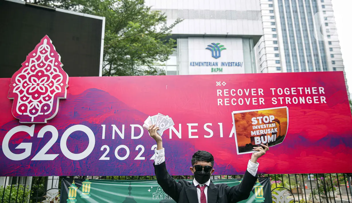 <p>Aktivis Climate Rangers Jakarta, XR Jakarta, dan 350 Indonesia berunjuk rasa di depan Gedung Kementerian Investasi/BKPM, Jakarta, Jumat (22/4/2022). Aktivis menuntut pemerintah serius dalam memilih investasi yang baik bagi kelestarian bumi. (Liputan6.com/Faizal Fanani)</p>