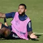 Pemain Lyon Memphis Depay memberi isyarat saat sesi latihan di Stadion Restelo, Lisbon, Portugal, Selasa (18/8/2020). Lyon akan menghadapi Bayern Munchen pada pertandingan semifinal Liga Champions. (Franck Fife/Pool via AP)