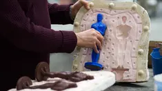 Alat cetak untuk pembuatan Piala Oscar yang digunakan di tempat produksi Polich Tallix Fine Art Foundry, New York, AS (13/1). Dalam pembuatan piala tersebut mereka mencontoh Piala Oscar pada penghargaan tahun 1929. (AFP/Don Emmert)