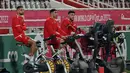 Penyerang Maroko, Youssef En-Nesyri, bek Achraf Hakimi dan Noussair Mazraoui berlatih selama sesi latihan di Stadion Al Duhail SC di Doha pada 13 Desember 2022. Maroko akan bertanding melawan Prancis dalam pertandingan semifinal Piala Dunia 2022 di Stadion Al Bayt, Al Khor, Kamis (15/12/2022) pukul 02.00 WIB. (AFP/Karim Jaafar)