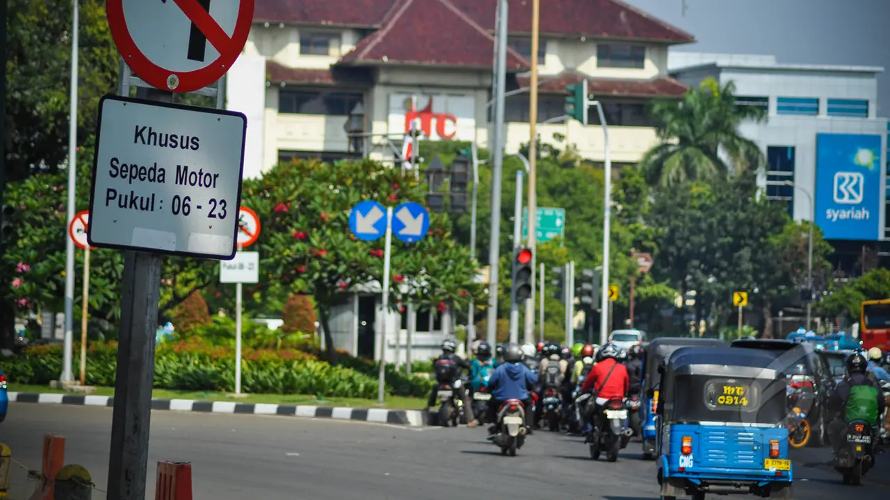 Malam Hari, Jalan Thamrin- Merdeka Barat Bisa Dilalui Sepeda Motor