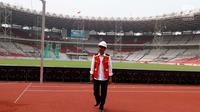 Presiden Joko Widodo (Jokowi) meninjau renovasi Stadion Utama Gelora Bung Karno, Jakarta, Kamis (19/10). Kedatangan Jokowi untuk menyaksikan sertifikasi 9.700 tenaga kerja konstruksi di seluruh Indonesia secara serentak. (Liputan6.com/Angga Yuniar)