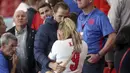 Pemain Inggris Harry Kane memeluk istrinya Katie Goodland atau Kate pada akhir pertandingan final Euro 2020 antara Inggris dan Italia di Stadion Wembley, London, Inggris, Minggu (11/7/2021). Italia mengalahkan Inggris 3-2 dalam adu penalti. (Carl Recine/Pool Photo via AP)