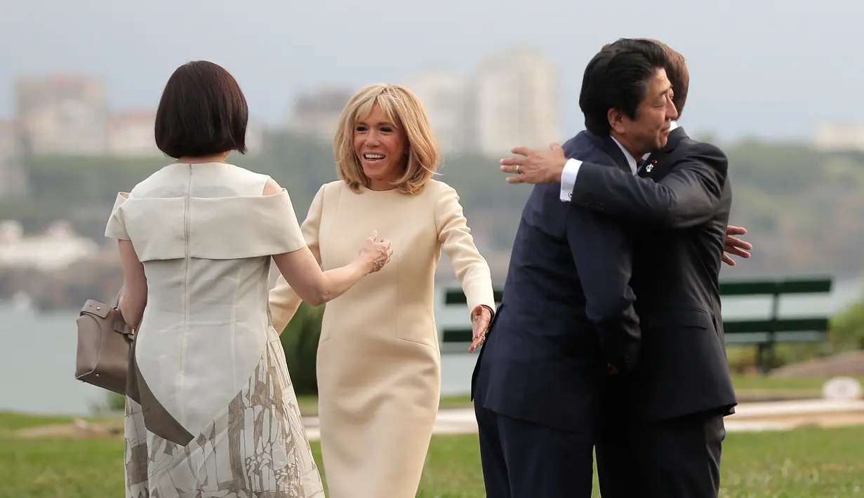 Presiden Prancis Emmanuel Macron (kanan) dan istrinya Brigitte Macron (dua kiri) menyambut kedatangan Perdana Menteri Jepang Shinzo Abe (dua kiri) dan istrinya Akie Abe (kiri) di KTT G7, Biarritz, Prancis, Sabtu (24/8/2019). (AP Photo/Markus Schreiber)