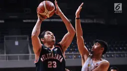 Pebasket Pelita Jaya, Valentino Wuwungan (kiri) berebut bola dengan pemain Garuda Bandung pada laga Perbasi Cup 2017 di Britama Arena, Jakarta, Rabu (8/11). Pelita Jaya unggul 54-43. (Liputan6.com/Helmi Fithriansyah)