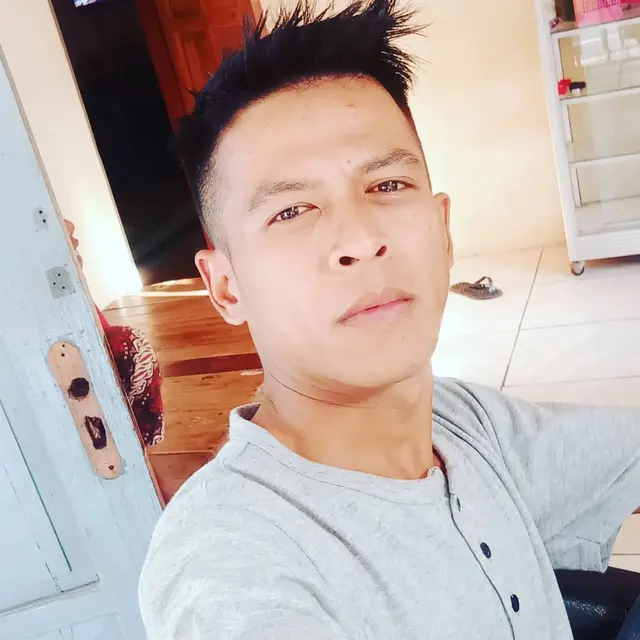 6 Potret Aris, Pria yang Disebut Kembaran Ariel NOAH