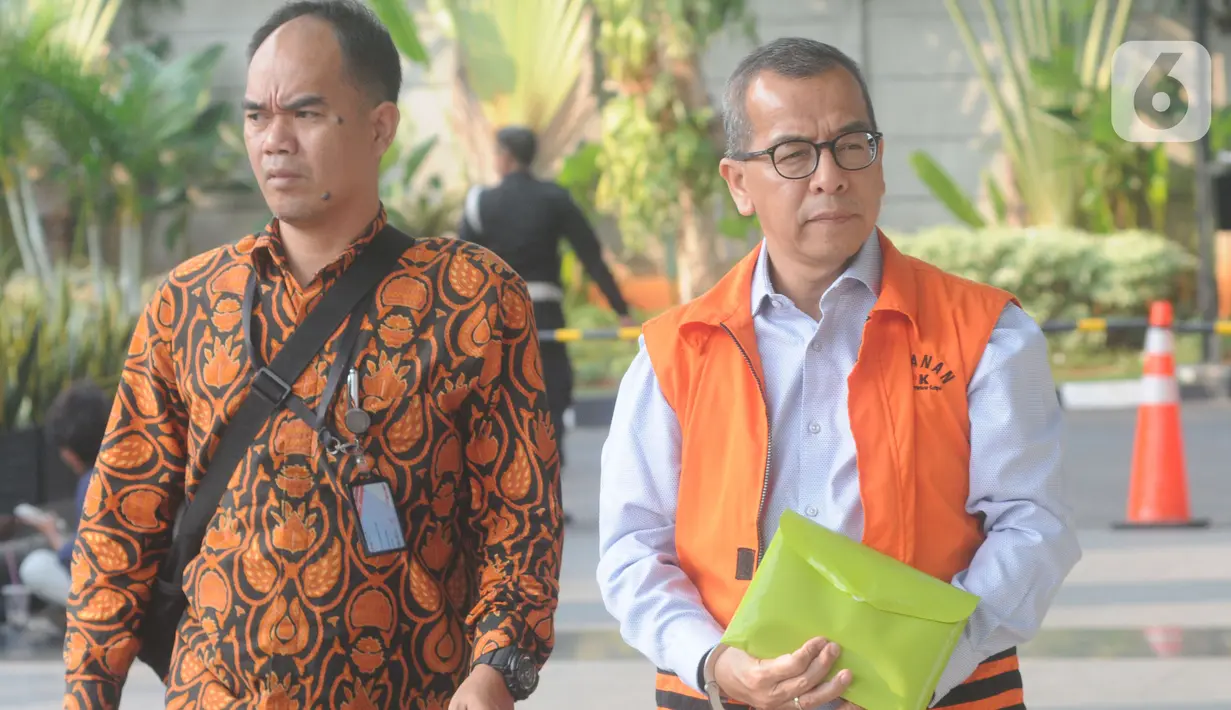 Mantan Direktur Utama PT Garuda Indonesia Emirsyah Satar (kanan) bersiap menjalani pemeriksaan di Gedung KPK, Jakarta, Rabu (4/12/2019). Emirsyah diperiksa sebagai tersangka dugaan suap pengadaan pesawat dan mesin dari Airbus dan Rolls-Royce ke PT Garuda Indonesia. (merdeka.com/Dwi Narwoko)