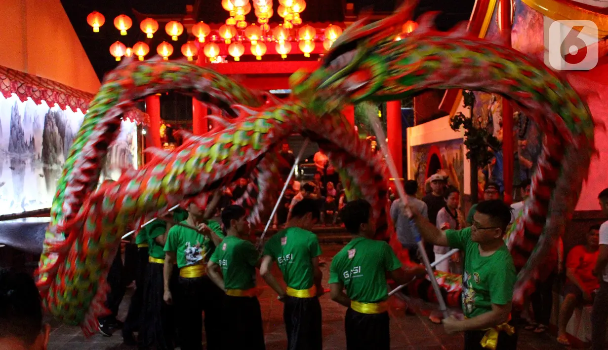 Atraksi liong menghibur pengunjung Vihara Dhanagun pada malam Tahun Baru Imlek 2571 di Bogor, Jawa Barat, Jumat (24/1/2020). Atraksi barongsai dan liong dilakukan  Grup Atraksi Seni Indonesia (GASI) untuk menghibur jemaah yang bersembahyang selama malam Imlek. (merdeka.com/magang/Muhammad Fayyadh)