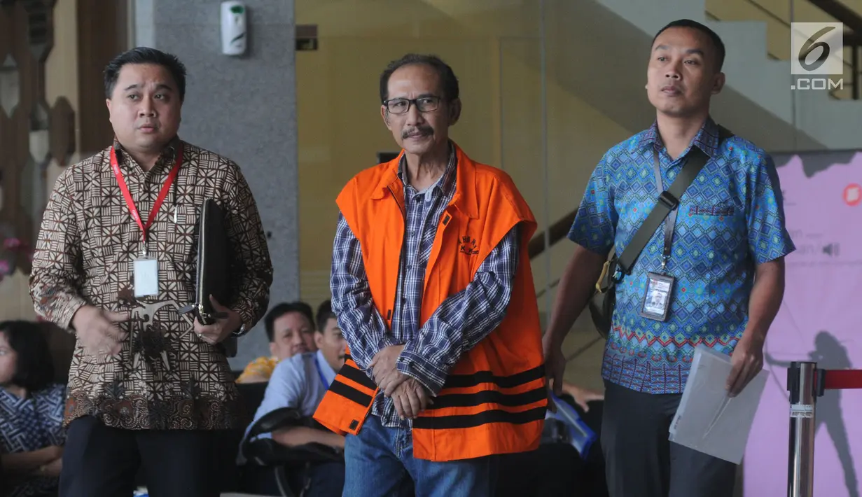 Hakim PN Jakarta Selatan atau ketua majelis hakim nonaktif, Iswahyu Widodo berjalan keluar Gedung KPK usai menandatangani berkas P21, Selasa (26/3). Iswahyu dalam waktu dekat akan menjalani persidangan terkait dugaan menerima suap penanganan perkara perdata di PN Jaksel. (merdeka.com/Dwi Narwoko)