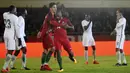 Gelandang Portugal, Manuel Fernandes, melakukan selebrasi usai mencetak gol ke gawang Arab Saudi pada laga persahabatan di Stadion Municipal do Fontelo, Sabtu (11/11/2017). Portugal menang 3-0 atas Arab Saudi. (AFP/Francisco Leong)