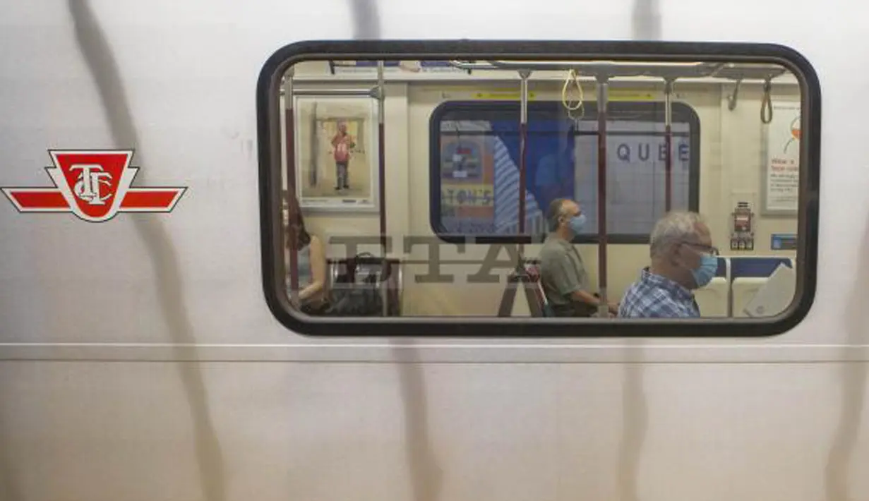 Para penumpang yang mengenakan masker menaiki kereta bawah tanah di Toronto, Kanada, pada 2 Juli 2020. Toronto Transit Commission (TTC) mewajibkan para pengguna layanan kereta bawah tanah memakai masker atau penutup wajah mulai Kamis (2/7) karena pandemi COVID-19. (Xinhua/Zou Zheng)