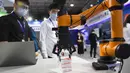 Orang-orang mengamati sebuah robot di Pameran Teknologi Tinggi Internasional Beijing China ke-23 di Beijing, ibu kota China, 17 September 2020. Pameran teknologi tinggi tersebut resmi dibuka di Beijing pada Kamis (17/9), dengan menampilkan deretan pencapaian teknologi terbaru. (Xinhua/Ju Huanzong)
