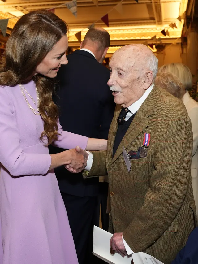 Potret Kerajaan Inggris Peringati Ulang Tahun 1 Abad Ratu Elizabeth II, Kate Middleton Berpastel Ria