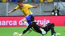 Gelandang Brasil, Renato Augusto, melewati kiper Uruguay, Fernando Muslera, pada kualifikasi Piala Dunia 2018 di Recife, Brasil, Sabtu (26/3/2016) pagi WIB. Dua gol Brasil dicetak Douglas Costa dan Renato Augusto.(AFP/Christophe Simon)