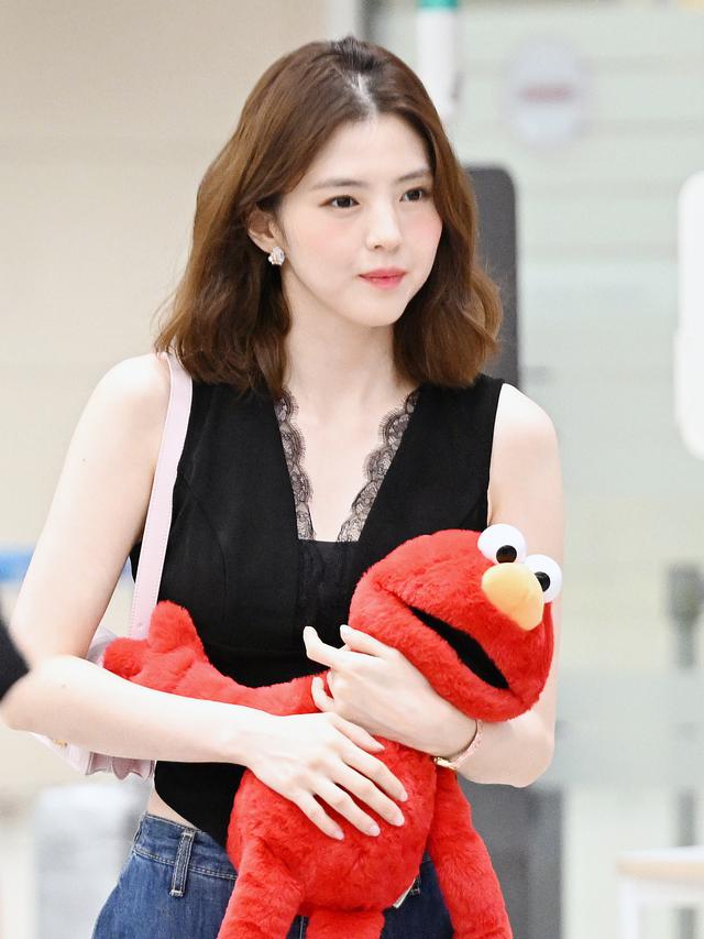 Han So Hee Kenakan Tas Dior Koleksi Terbaru. [Dior]