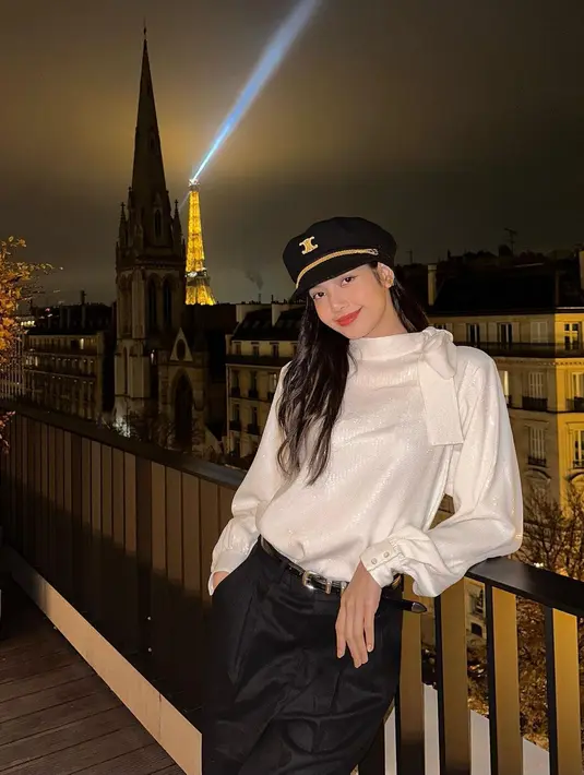 Dalam foto tersebut, Lisa BLACKPINK tampil cantik elegan dengan busana tertutup dan sopan dengan latar Menara Eiffel. (FOTO: instagram.com/lalalalisa_m/)