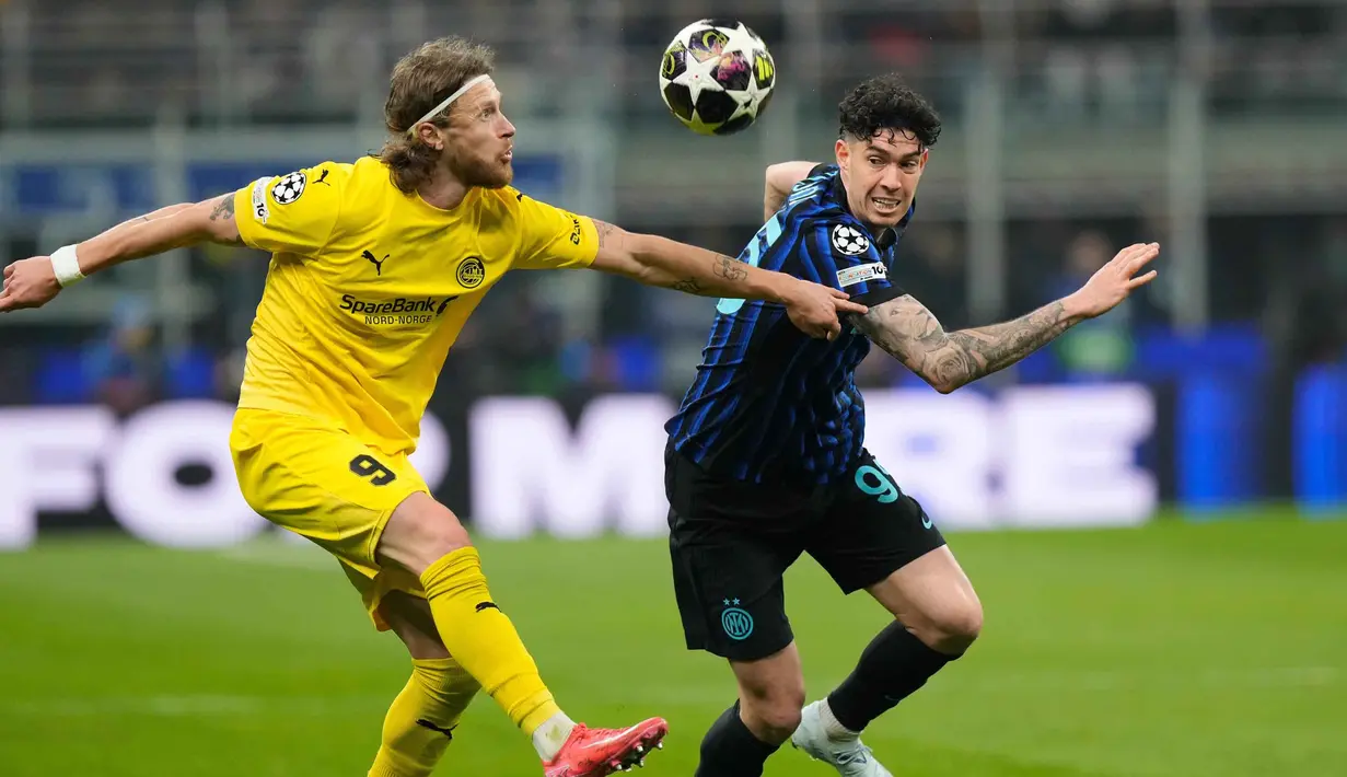 Inter Milan akhirnya mampu mencetak gol lewat aksi Alessandro Bastoni pada menit ke-76. Skor berubah menjadi 1-2. Tampak dalam foto, pemain Bodo/Glimt, Kasper Hogh (kiri) berebut bola dengan Alessandro Bastoni dari Inter Milan selama pertandingan babak playoff Liga Champions 2025-2026 di stadion San Siro, Italia, Selasa 24 Februari 2026 waktu setempat atau Rabu (25/2/2026) dini hari WIB. (AP Photo/Luca Bruno)