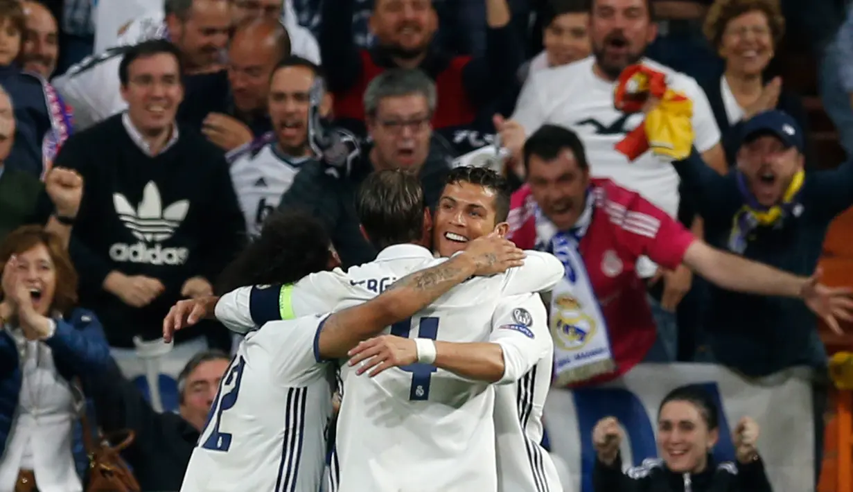 Cristiano Ronaldo merayakan gol bersama rekan setimnya usai membobol gawang Bayern Munchen di  Perempat Final Liga Champions 2017 di Santiago Bernabeu, Spanyol, Rabu (19/4). Madrid kandaskan Munchen dengan skor 4-2. (AP Photo)
