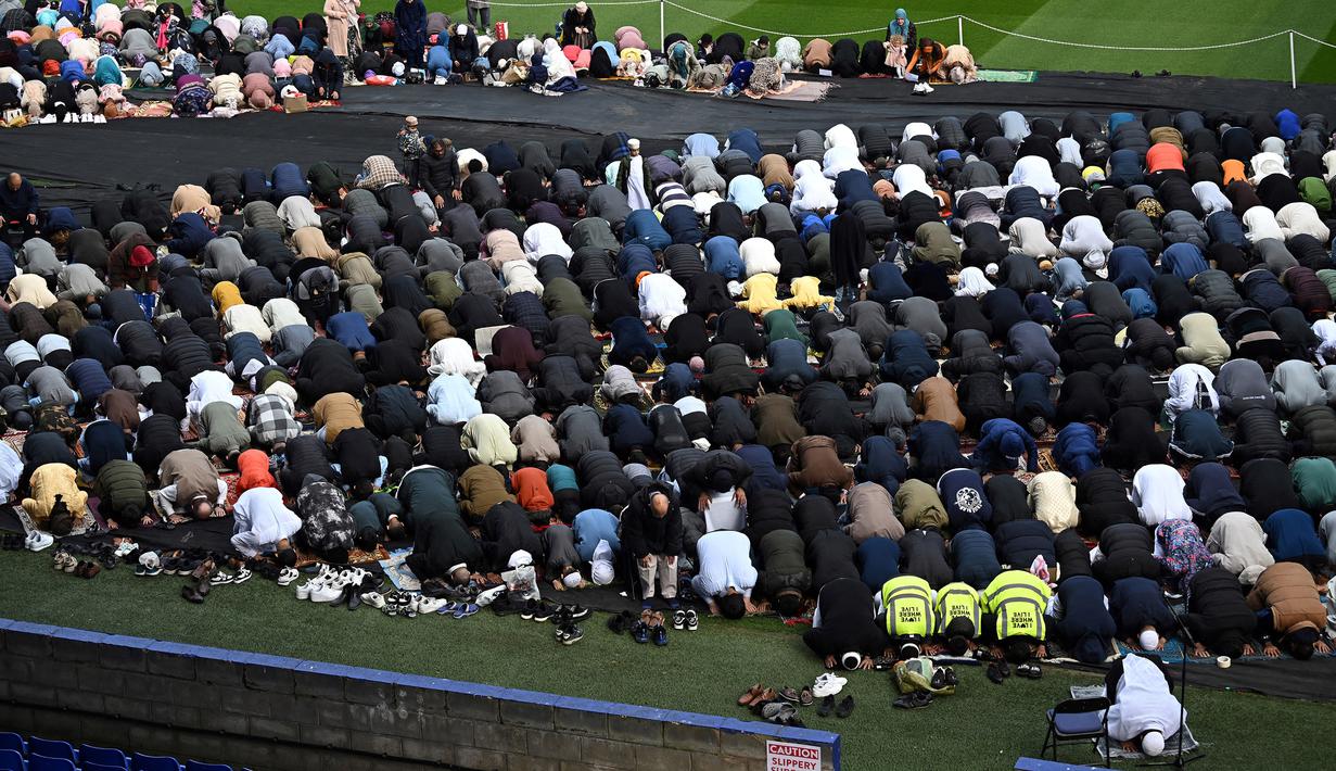 Salat Idul Fitri di Prenton Park digelar berkat kerja sama Tranmere Rovers dengan Pusat Masjid dan Komunitas Wirral Deen. (AFP/Paul Ellis)